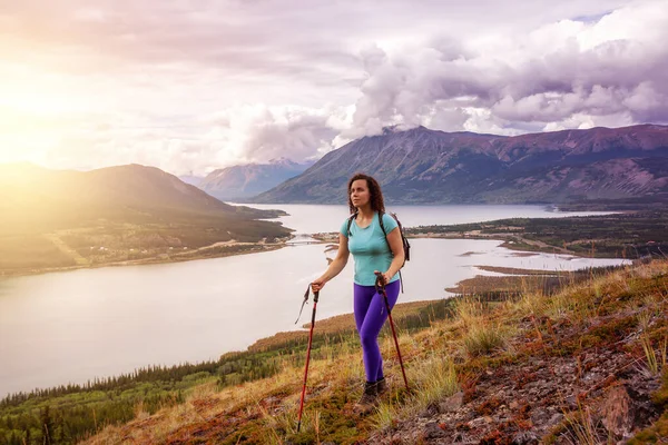 Adventuroso menina caminhando até a montanha Nares — Fotografia de Stock