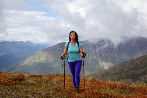 Chica aventurera trekking por la montaña Nares —  Fotos de Stock