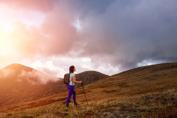 Adventuroso menina caminhando até a montanha Nares — Fotografia de Stock