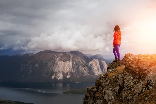 Dobrodružná dívka Turistika na hoře — Stock fotografie