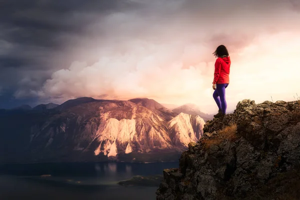 Avontuurlijk meisje wandelen op de berg — Stockfoto