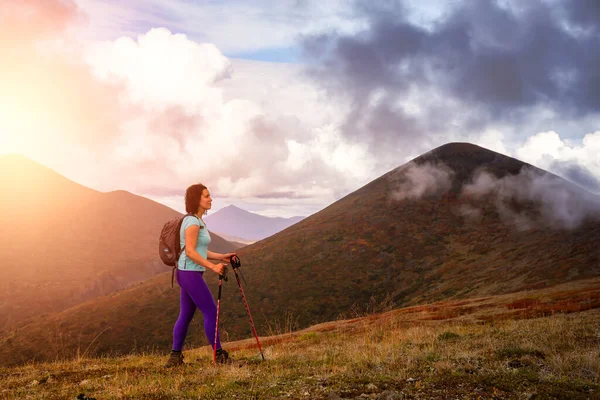 Aventuroso menina caminhadas na montanha — Fotografia de Stock