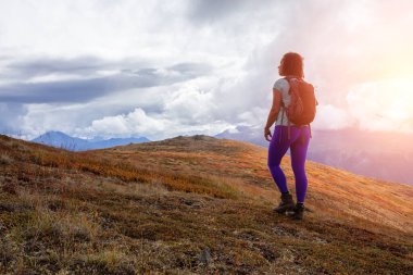 Maceracı kız dağda yürüyüş yapıyor.