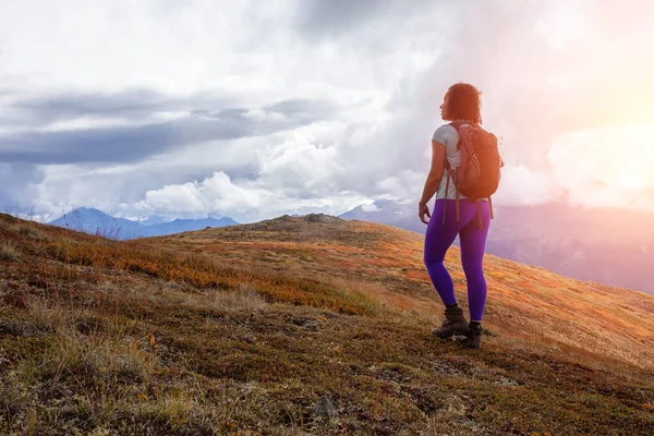 Aventuroso menina caminhadas na montanha — Fotografia de Stock