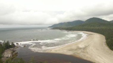 Okyanustan gelen dalgalarla kumsal manzarası..