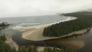 Okyanustan gelen dalgalarla kumsal manzarası..