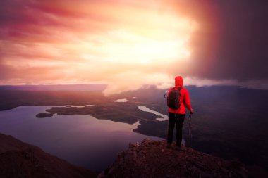 Dağ tepesinde yürüyüş yapan kız.