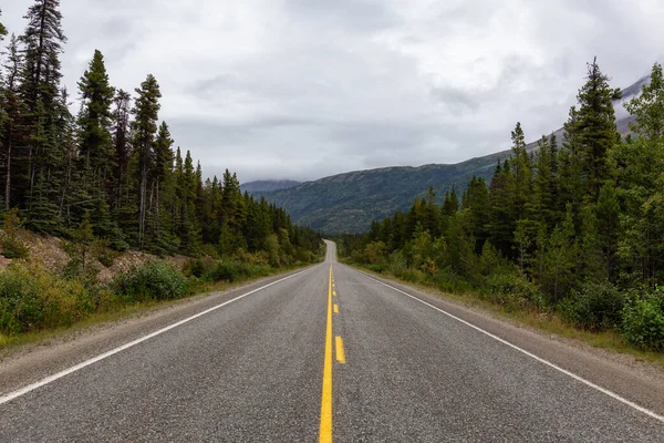 Piękna malownicza droga, Klondike Hwy, w kanadyjskiej przyrodzie — Zdjęcie stockowe