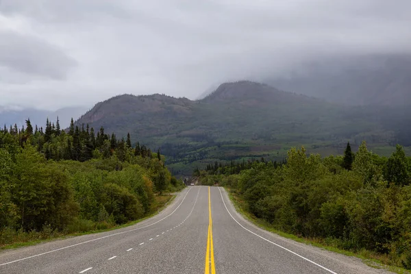 Piękna malownicza droga, Klondike Hwy, w kanadyjskiej przyrodzie — Zdjęcie stockowe