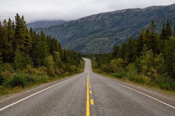 Όμορφη γραφική οδό, Klondike Hwy, στην καναδική φύση — Φωτογραφία Αρχείου