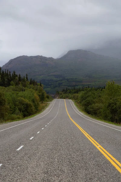 Όμορφη γραφική οδό, Klondike Hwy, στην καναδική φύση — Φωτογραφία Αρχείου