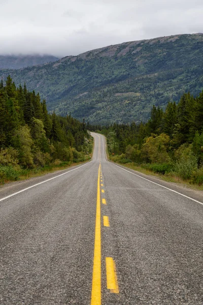 Όμορφη γραφική οδό, Klondike Hwy, στην καναδική φύση — Φωτογραφία Αρχείου