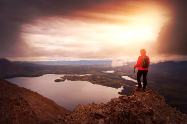 Dağ tepesinde yürüyüş yapan kız.
