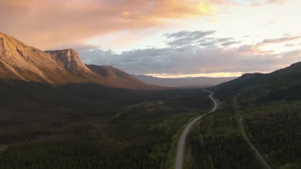 Vue panoramique pittoresque de la route panoramique entourée de montagnes Rocheuses dorées — Video