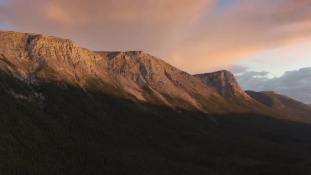 Vista aérea del paisaje montañoso canadiense durante el dramático atardecer — Vídeos de Stock