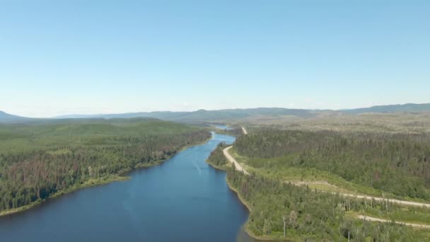 Vue panoramique panoramique sur le lac de Curvy Road dans la nature canadienne — Video