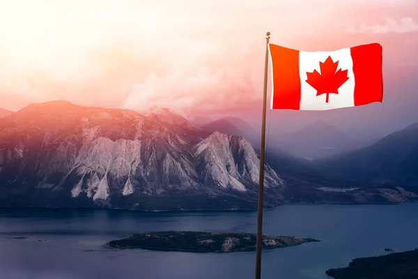 Composto de Bandeira Canadense. Vista bonita da paisagem da natureza — Fotografia de Stock