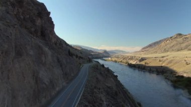 Dessert Hills ile çevrili Manzaralı Yol Manzarası