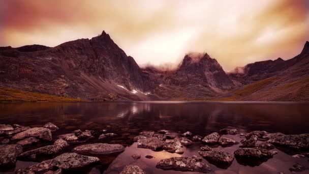 Grizzly Lake im Tombstone Territorial Park, Yukon, Kanada. — Stockvideo