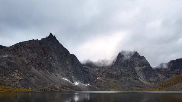 Grizzly Lake in Tombstone Territorial Park, Yukon, Canada. — Stockvideo