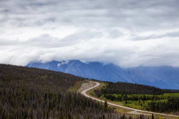 Scénická trasa, Aljaška Hwy, během slunečného a zamračeného dne — Stock fotografie