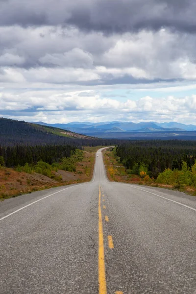 Landschaftlich schöne Route, Alaska Highway, an einem sonnigen und bewölkten Tag — Stockfoto