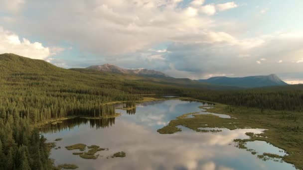 Békés kilátás a tóra naplementekor — Stock videók