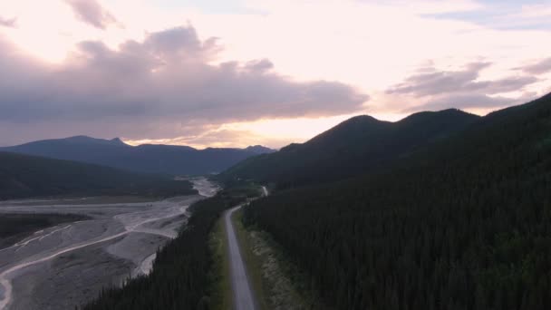 Όμορφη θέα του Scenic Road by Glacial River στο Sunset — Αρχείο Βίντεο