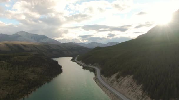 Underbar utsikt över Glacial Lake och Scenic Road vid solnedgången — Stockvideo