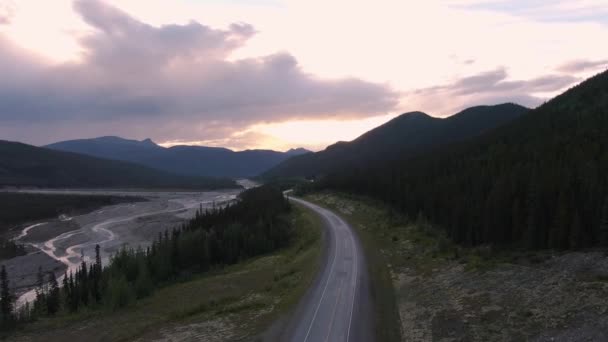 Krásný výhled na Scenic Road by Glacial River při západu slunce — Stock video