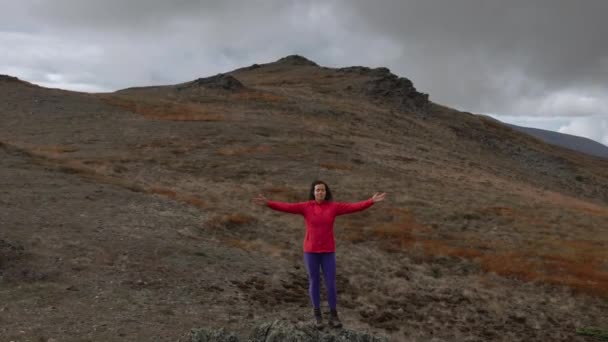 Abenteuerlustiges Mädchen wandert auf den Nares-Berg — Stockvideo