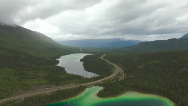 Fantastisk utsikt över Emerald Lake och Scenic Road från ovan — Stockvideo