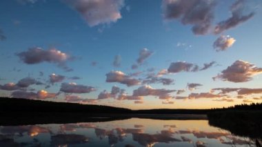 Zaman aşımı. Göldeki Su Yansıması ile Renkli Gündoğumunun Güzel Manzarası.