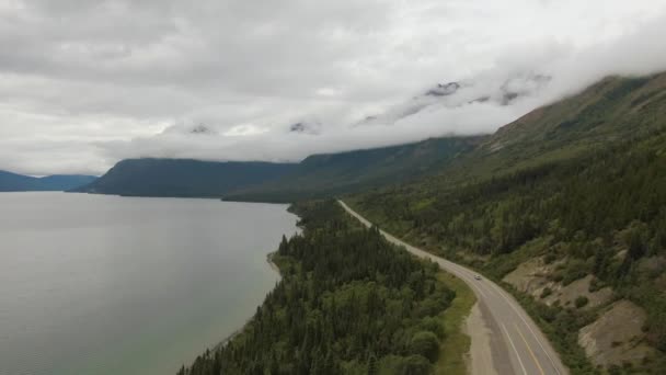 Vacker utsikt över den natursköna vägen vid den fridfulla sjön — Stockvideo