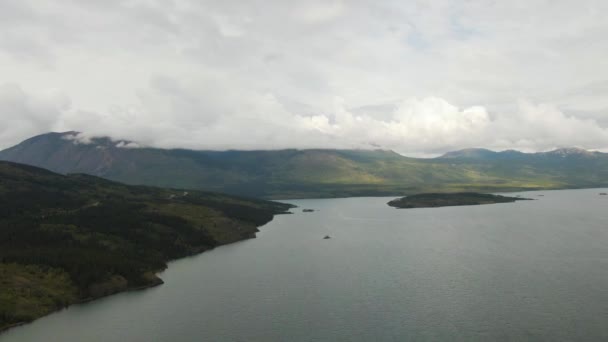 Belle vue sur le lac le long de la route panoramique entourée de montagnes — Video