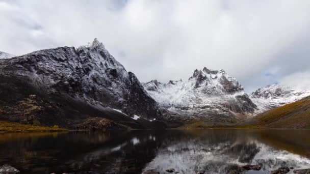 Jezioro Grizzly w Parku Terytorialnym Tombstone, Yukon, Kanada. — Wideo stockowe