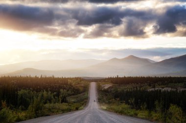 Alaska Yolu, güneşli ve bulutlu bir günbatımında.