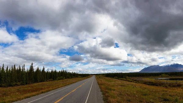 Itinerario panoramico, Alaska Hwy, durante una giornata soleggiata e nuvolosa. — Foto Stock