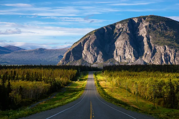 Scenic Route, Alaska Hwy, tijdens een zonnige en bewolkte zonsondergang. — Stockfoto