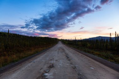 Kanada Doğa Gündoğumunda Tombstone 'a çıkan Manzaralı Yol.