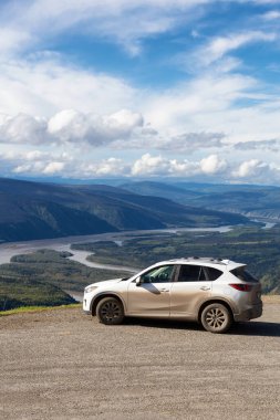 Mazda CX-5 bir dağın tepesinde