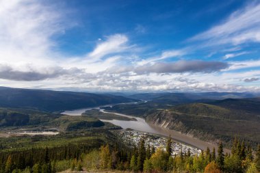 Dawson City 'deki Küçük Turistik Şehir Manzarası