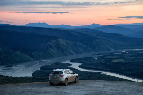 Mazda CX-5 bir dağın tepesinde — Stok fotoğraf