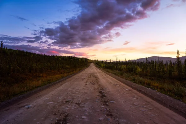 Vista da Estrada Cênica que leva a Tombstone em Sunrise in Canadian Nature. — Fotografia de Stock