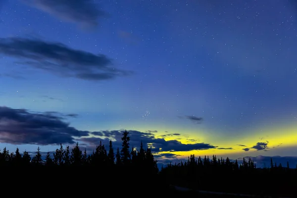 Luces boreales, aurora boreal, en la naturaleza canadiense — Foto de Stock