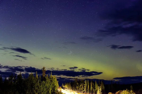 Luzes do norte, aurora boreal, na natureza canadense — Fotografia de Stock