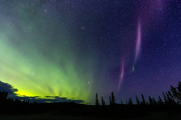 Aurora boreale, nella natura canadese — Foto Stock