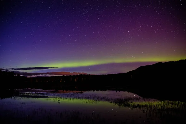 Luzes do norte, aurora boreal, na natureza canadense — Fotografia de Stock