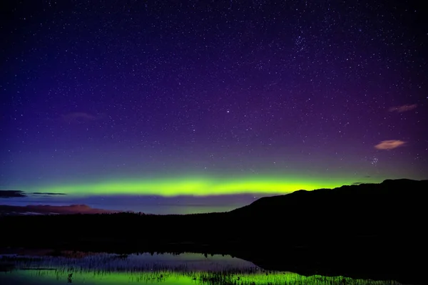 Luzes do norte, aurora boreal, na natureza canadense — Fotografia de Stock