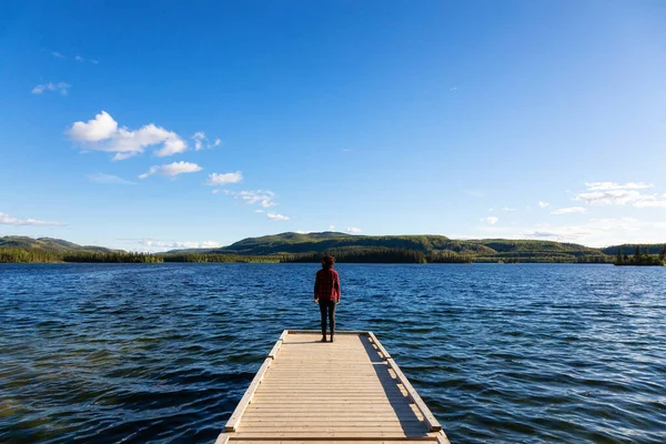 Mädchen am See — Stockfoto